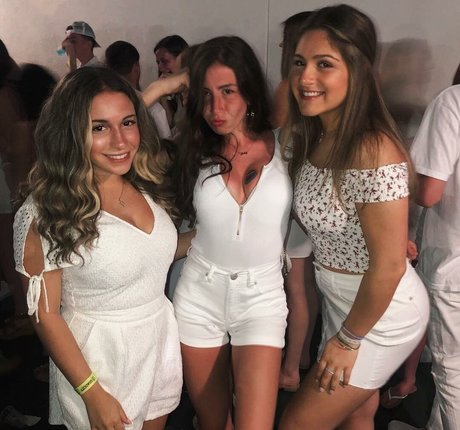 ティーンフィンガリングOnlyFans セクシーヌード 写真