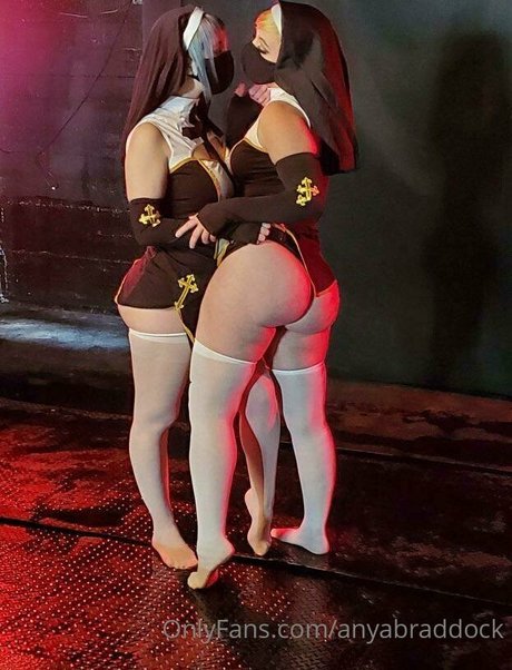 anyabraddock エロティックモデル 写真