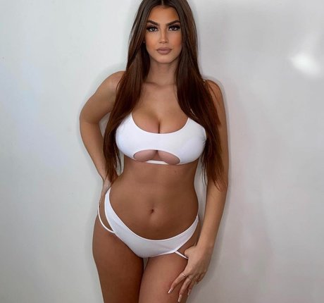 Gena ホットなポルノスター 画像