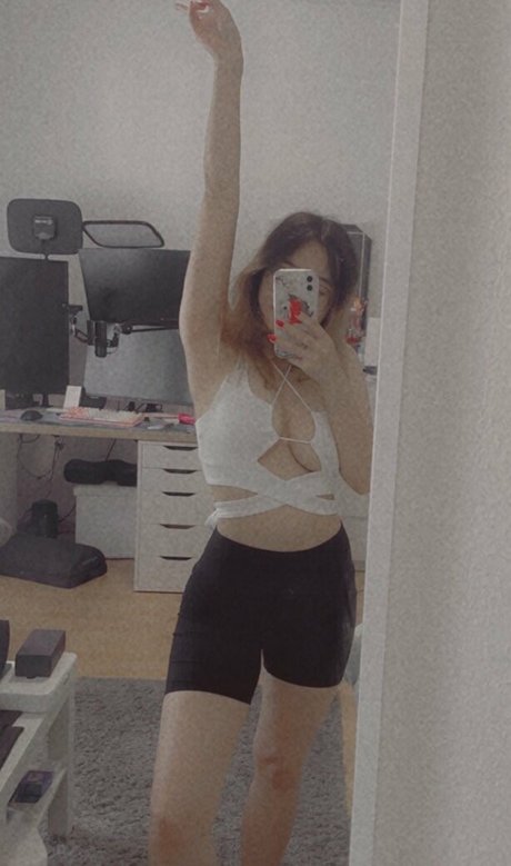 ニューハーフ巨乳OnlyFans アート裸 写真