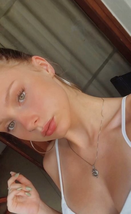 痩せた金髪の熟女OnlyFans セクシーヌード 写真