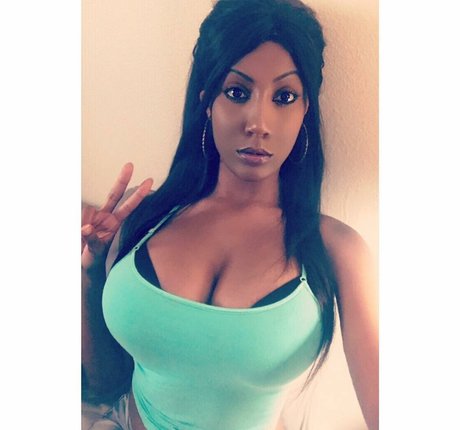 Amber Higgins Cecil 裸の女優 ギャラリー