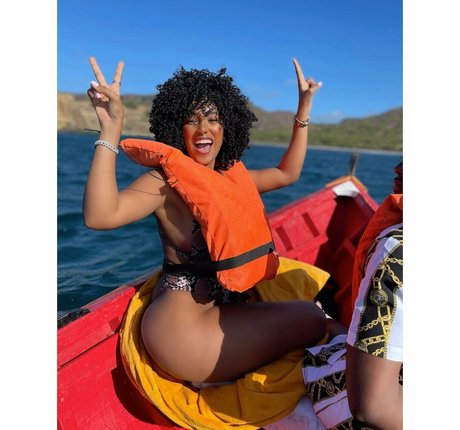 Sophie Likosky ポルノスター アート 画像