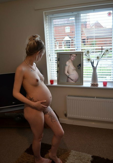 アジア人のタトゥー OnlyFans ホット 写真