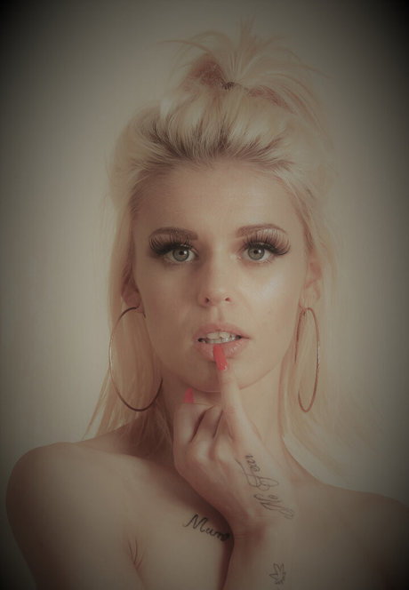 エモな痴女OnlyFans セクシー裸 写真