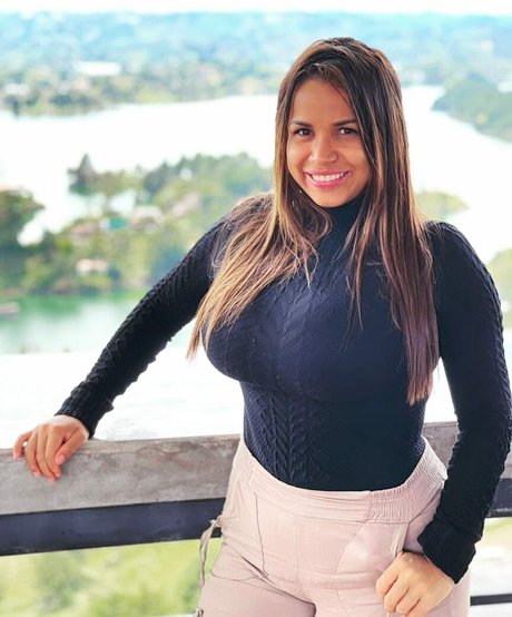 曲線美のティーンズOnlyFans 裸 画像