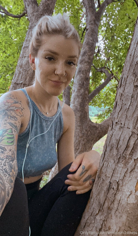 大きな白いチンポ OnlyFans アートヌード 写真