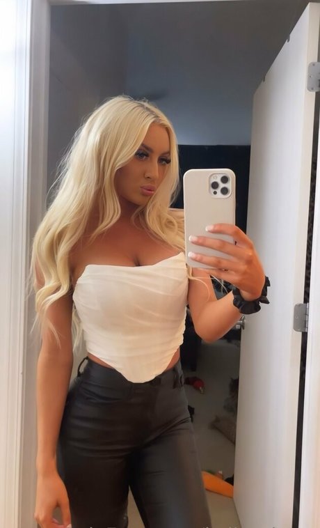 小柄なブロンドの熟女OnlyFans ポルノ 画像