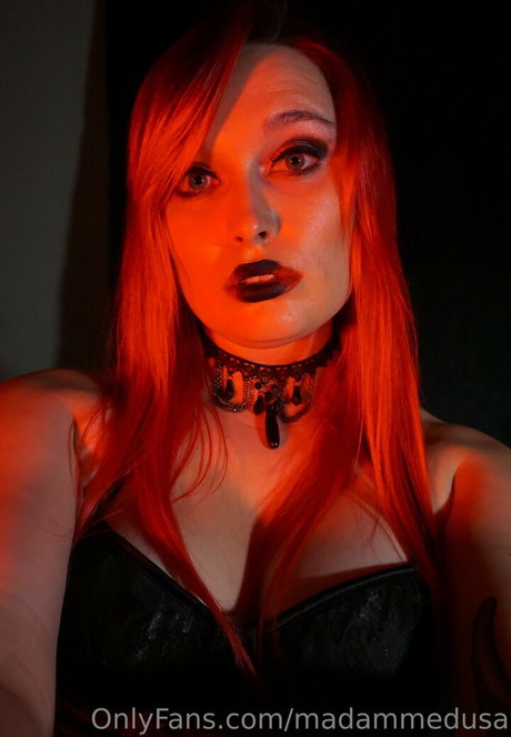 madammedusa 裸のモデル 写真