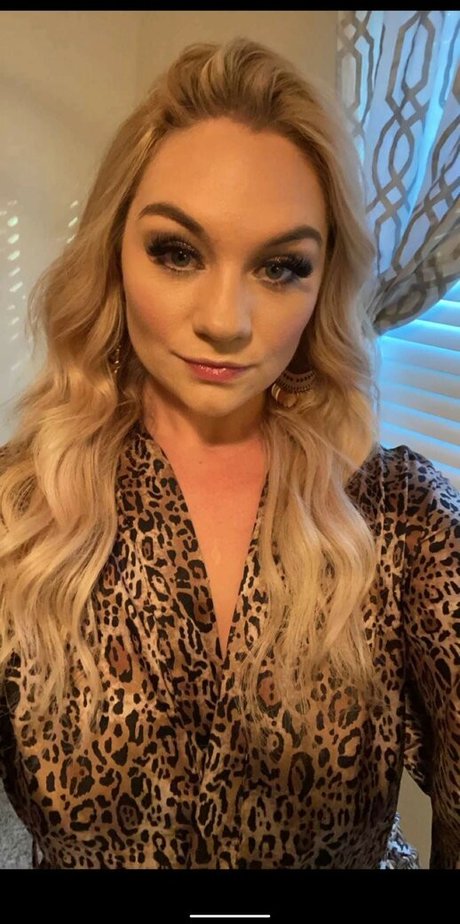 ブルネットの看護師OnlyFans セクシーヌード 画像