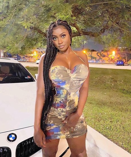 かわいい巨乳OnlyFans セクシー裸 写真