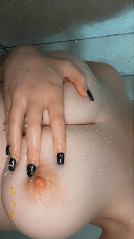 公共の場での猫のOnlyFans ホット 写真