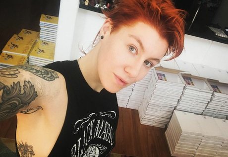 アジア人フィンドムOnlyFans セクシーヌード 写真