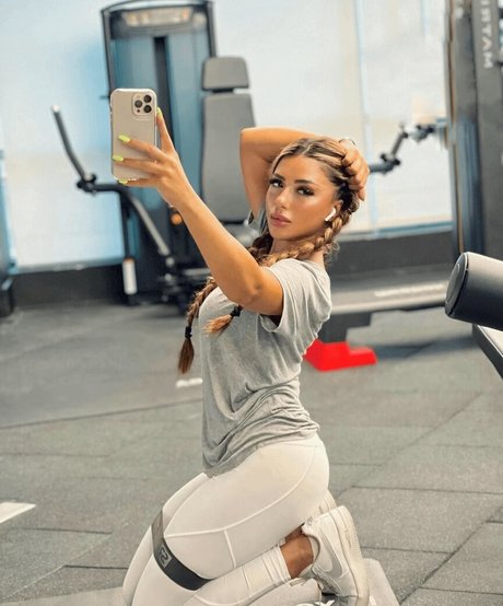 Sarah Salama セックス女優 画像