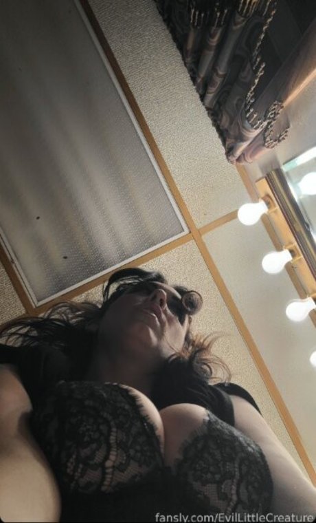 Evil Little Creature HDスター 写真