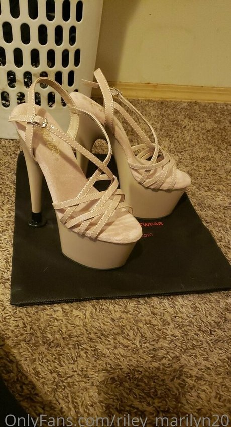 riley marilyn20 ホットスター 画像