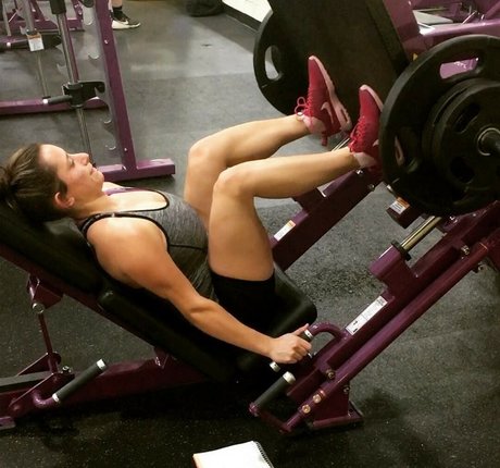 公共の場での猫のOnlyFans 美しい裸 写真