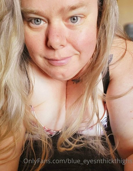 blue eyesnthickthighs ポルノスター 写真