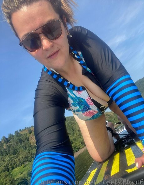 amazonbeth 6foot6 裸の女優 写真