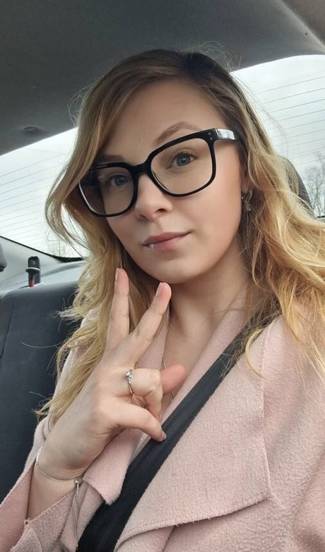 Sydney Poniewaz 女優 画像