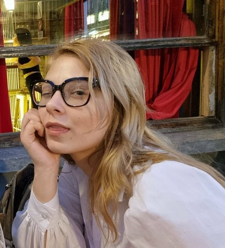 Sydney Poniewaz ヌードのポルノスター 写真