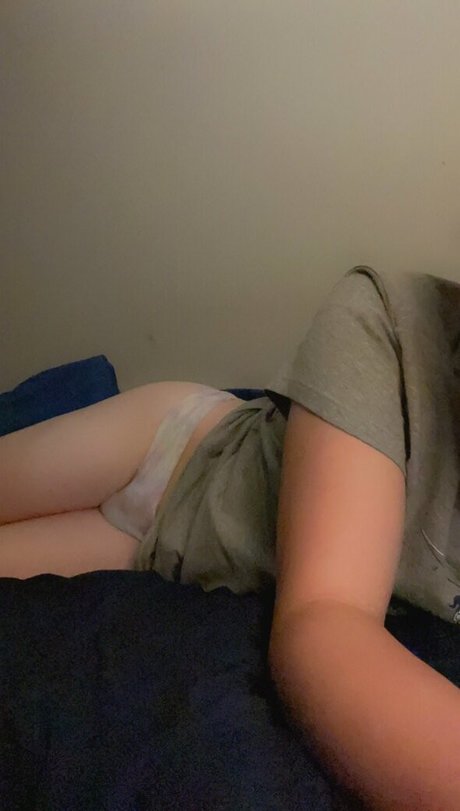 客室乗務員 OnlyFans アートヌード 写真