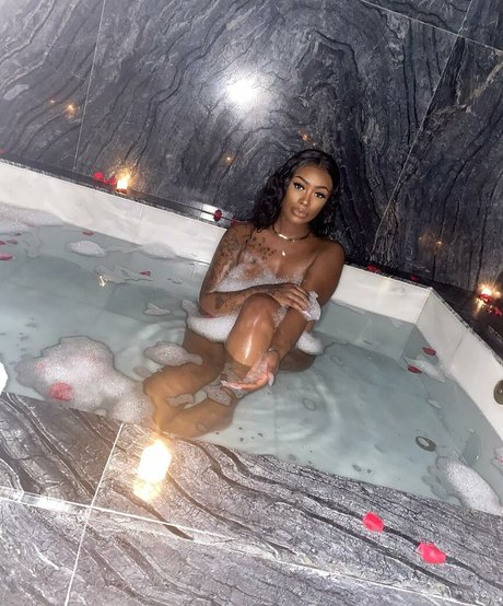 スターティーンオンリーファンズ 無料セックス 写真