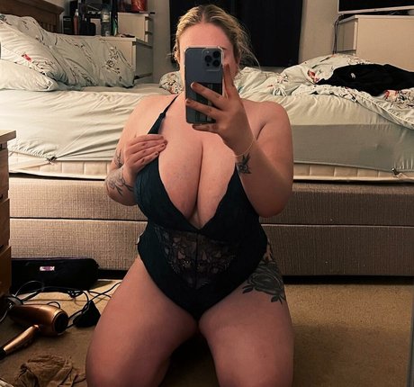 Emily Gillick ヌード女優 画像