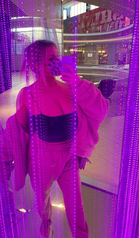 Emma Greenshields アート女優 写真