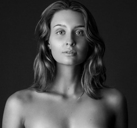 Emma Amelia ヌードモデル 画像