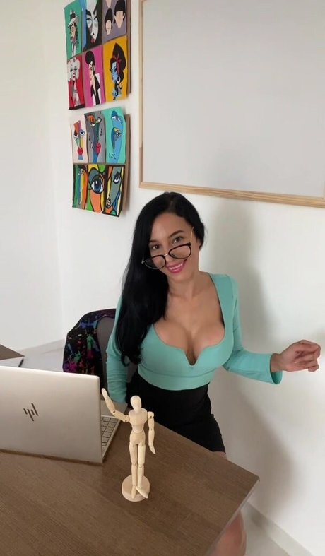 痩せた金髪の熟女OnlyFans アートヌード 画像