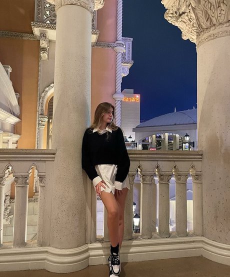 Emiliee Russo ヌードのポルノスター 写真