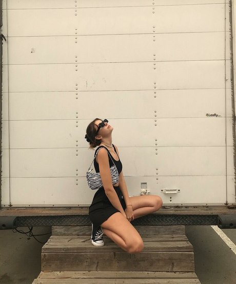 Emiliee Russo ホットスター 画像