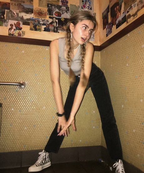 Emiliee Russo 高品質のスター アーカイブ