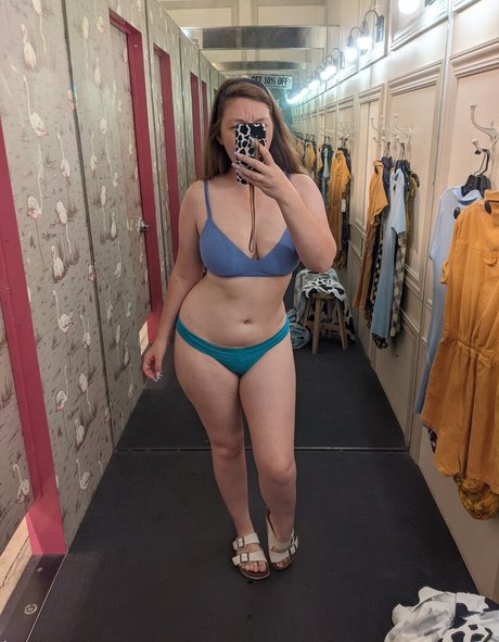 シシーオンリーファンズ ポルノグラフィック 画像