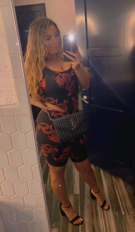 ニューハーフ巨乳OnlyFans セクシーヌード 写真