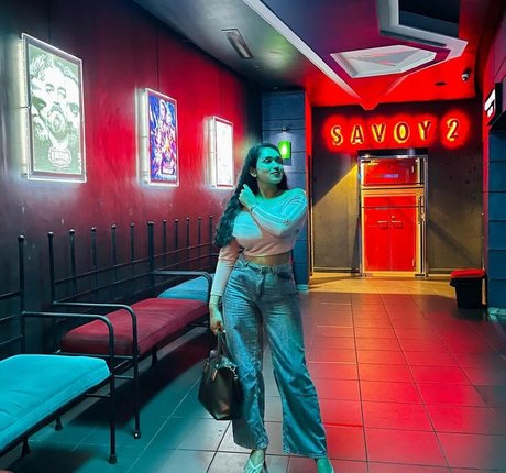 Nimesha Jayarathne ポルノモデル 写真