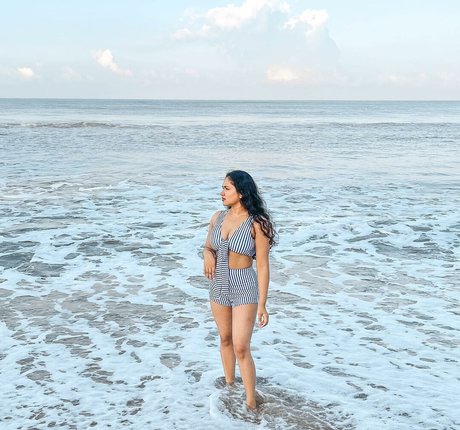 Nimesha Jayarathne 美しいモデル 画像