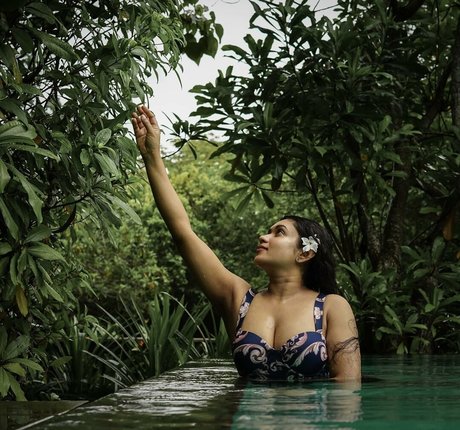 Nimesha Jayarathne 美しいモデル 写真