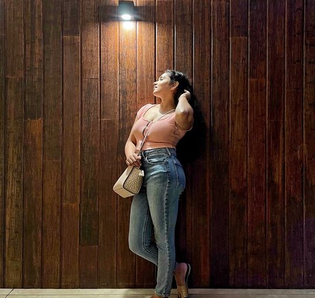 Nimesha Jayarathne セクシー女優 ギャラリー