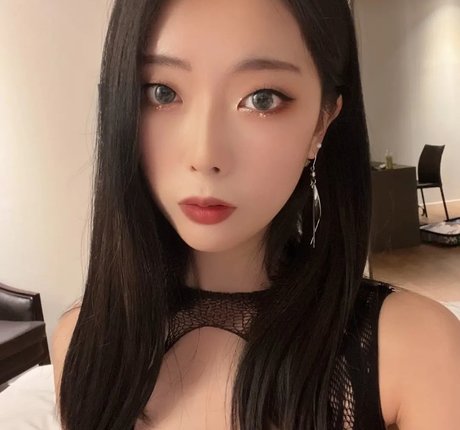 leeeee mona エロティック女優 写真