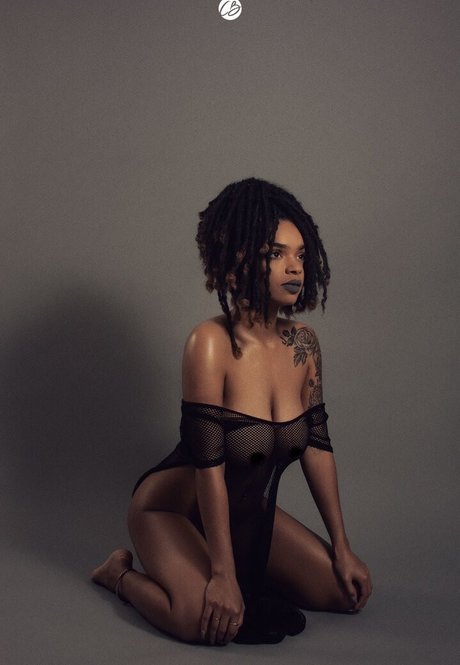 Feistybadazz 独占ポルノスター 写真