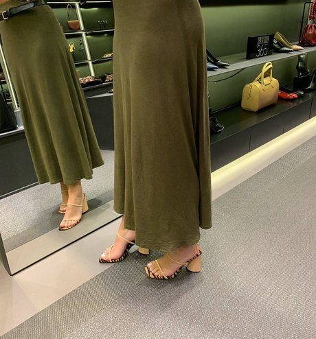 Caliupe feet ヌード女優 ギャラリー