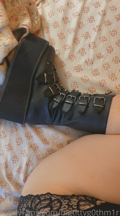 bigtittyg0thm1r ポルノスター トップ 画像