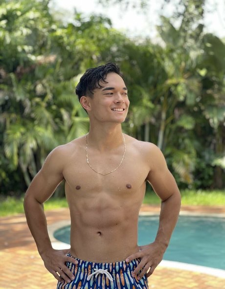 ブロンドヨガOnlyFans セクシーヌード 画像