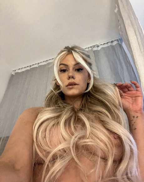 Emisecrets Nacktbilder auf OnlyFans