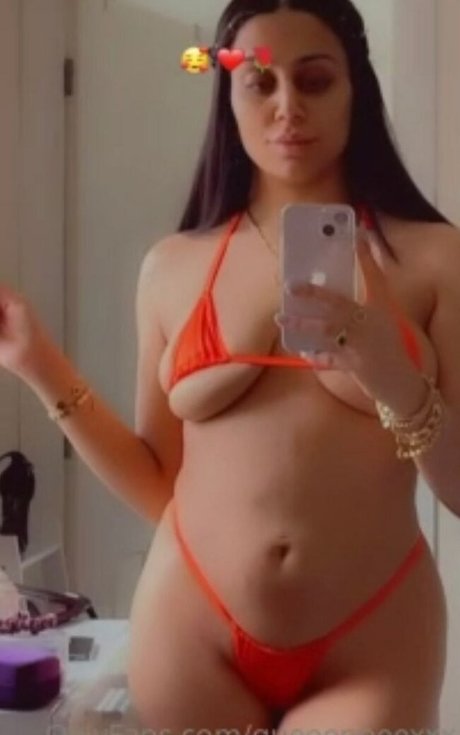 queen bee officiall OnlyFans nackte Brüste