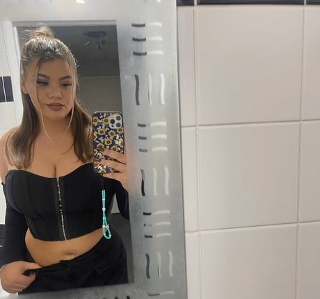 Molly Georgia Leach OnlyFans Star