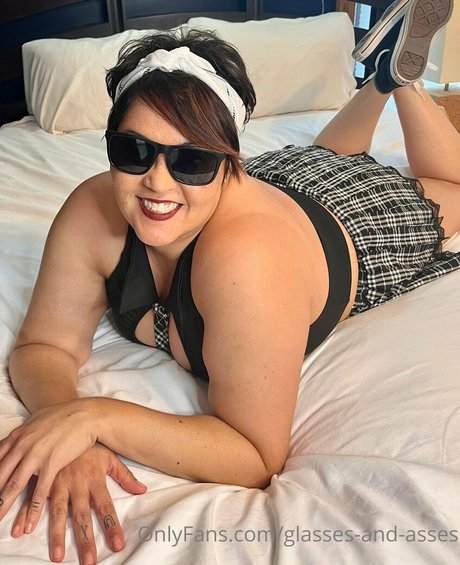 glasses and asses OnlyFans-Fotos
