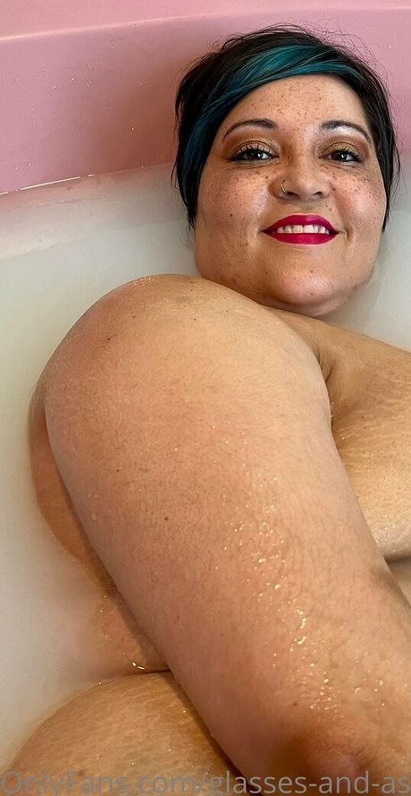 glasses and asses Nacktbilder auf OnlyFans